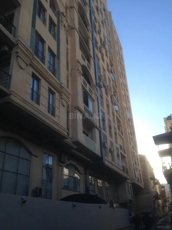 Satılır 4 otaqlı mənzil 180 m²