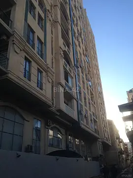 Satılır 4 otaqlı mənzil 180 m²