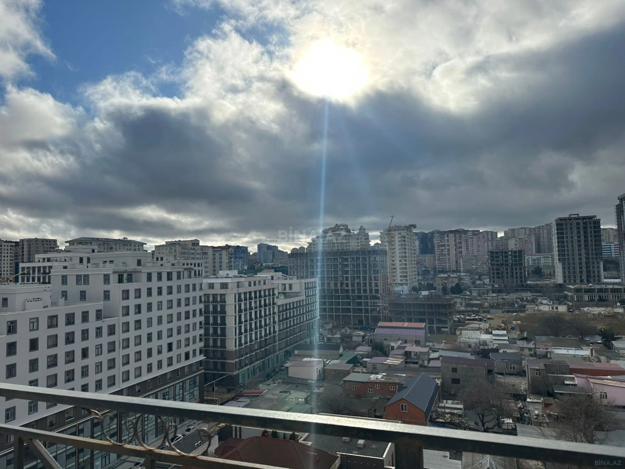 Satılır 3 otaqlı mənzil 151 m²