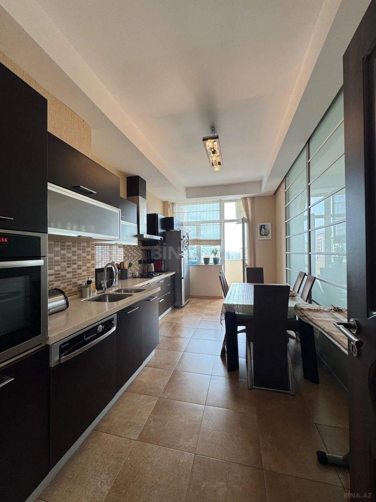 Satılır 3 otaqlı mənzil 142 m²