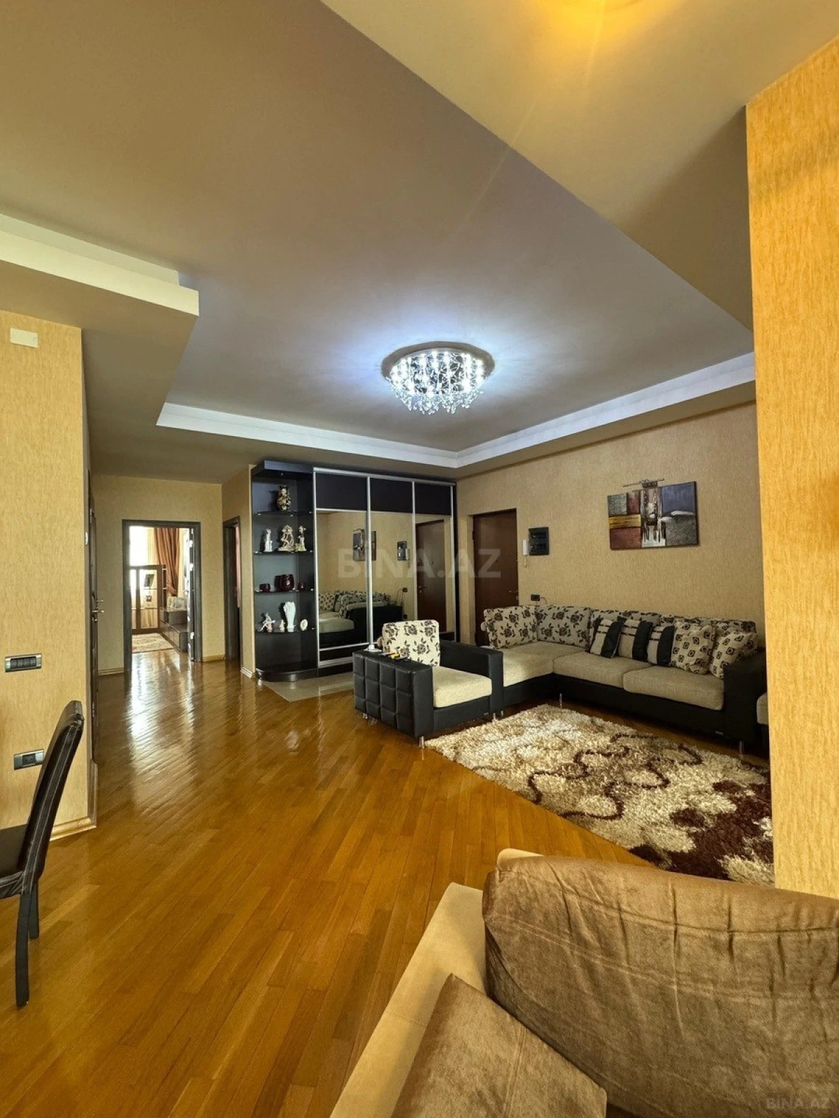 Satılır 3 otaqlı mənzil 142 m²