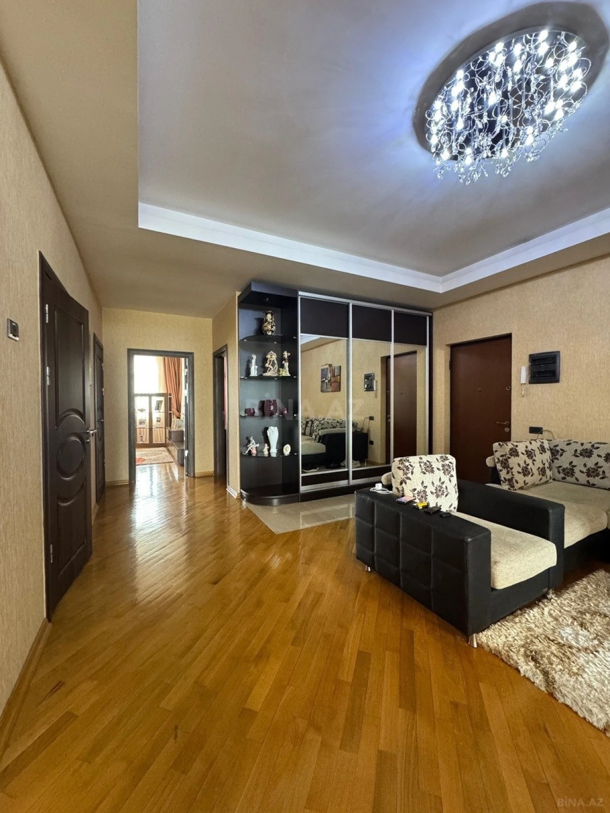 Satılır 3 otaqlı mənzil 142 m²