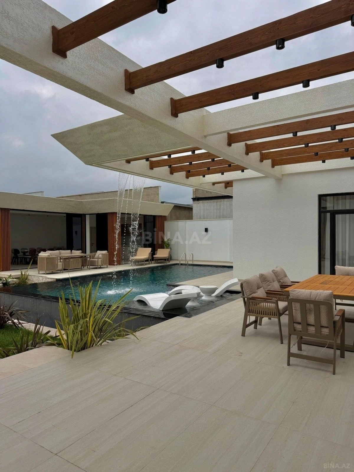 Satılır 5 otaqlı həyət evi 220 m²