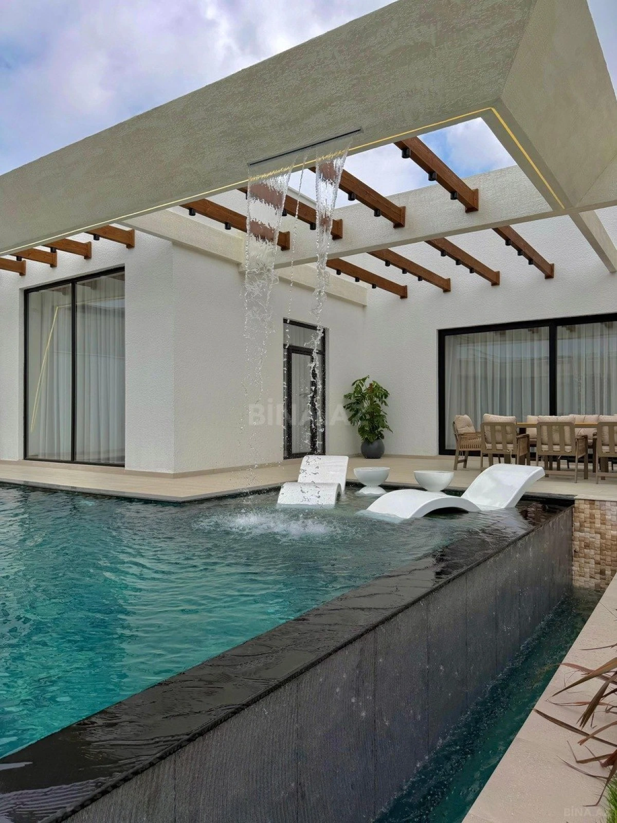 Satılır 5 otaqlı həyət evi 220 m²