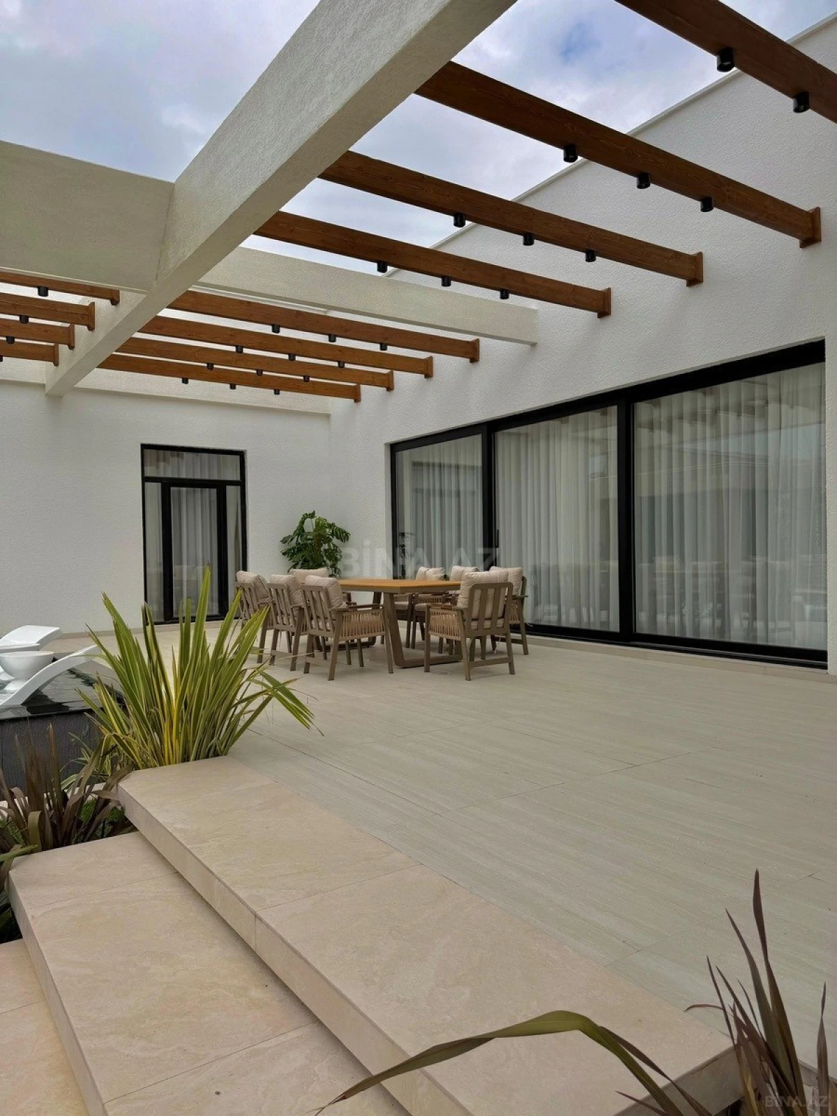 Satılır 5 otaqlı həyət evi 220 m²