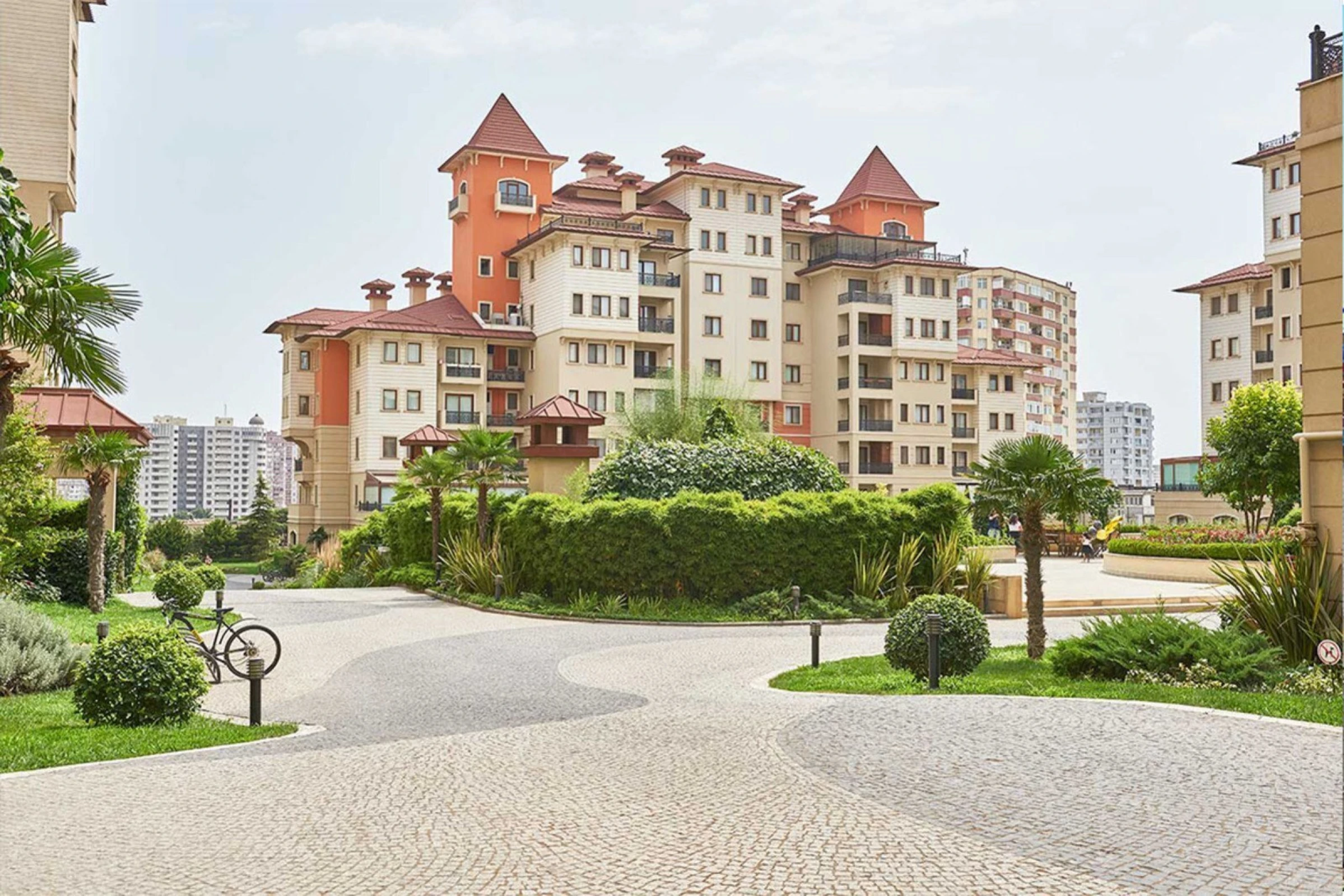 Kirayə verilir 4 otaqlı mənzil 240 m²