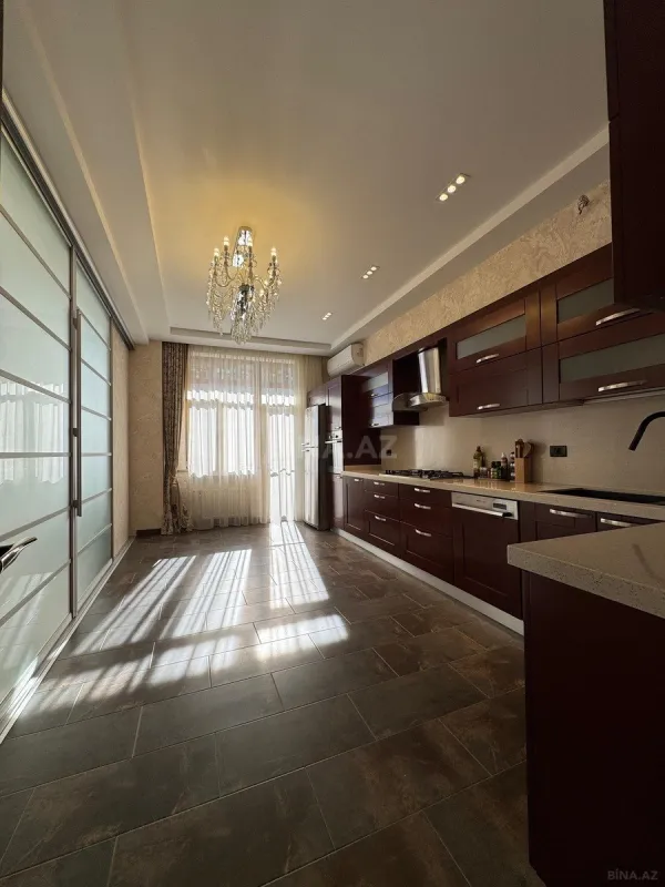 Satılır 4 otaqlı mənzil 200 m²