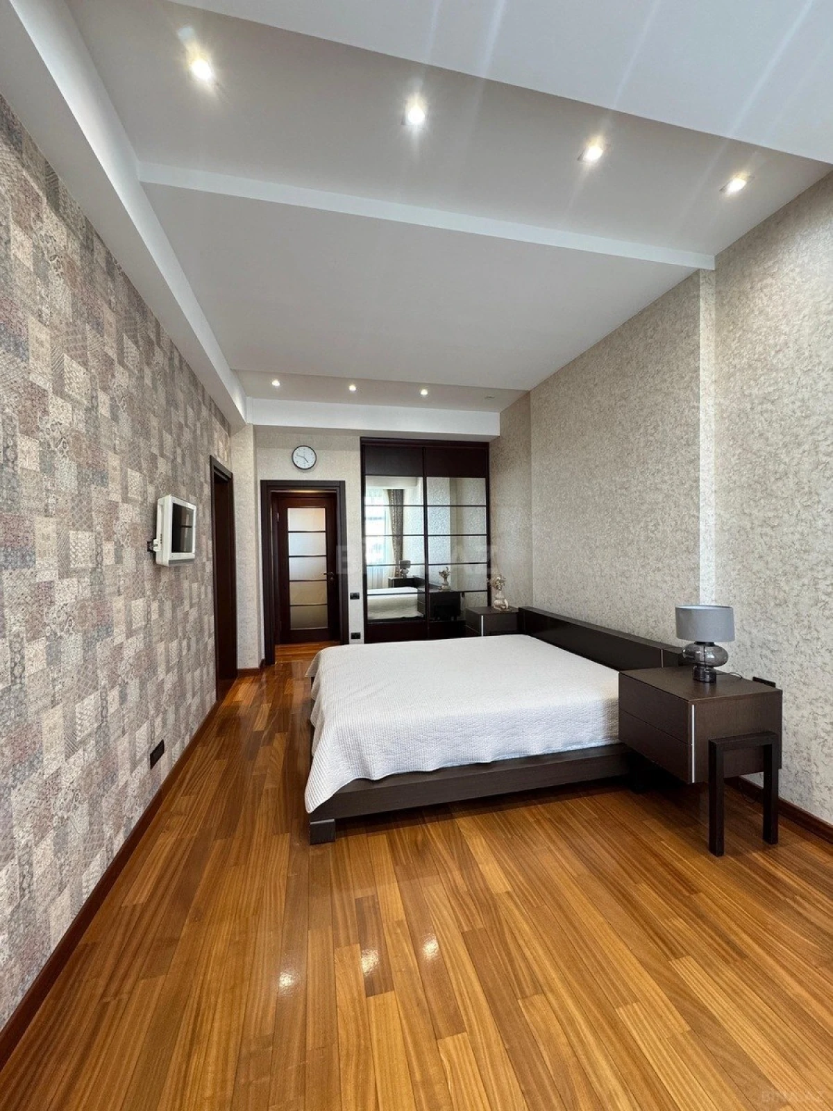 Satılır 4 otaqlı mənzil 200 m²