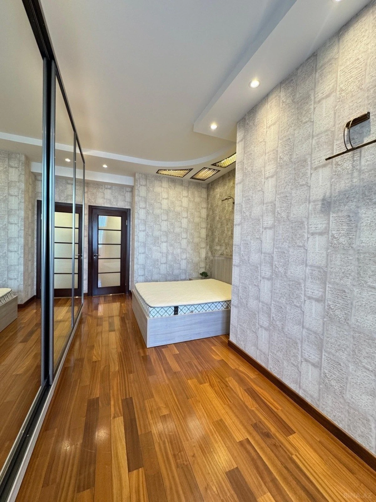 Satılır 4 otaqlı mənzil 200 m²