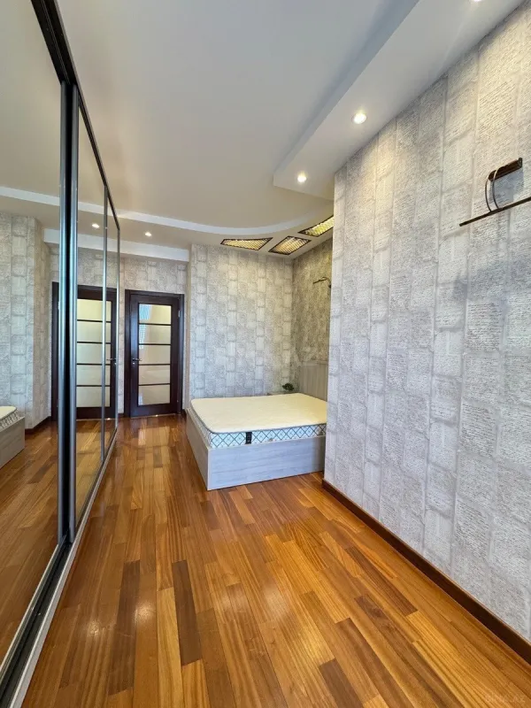 Satılır 4 otaqlı mənzil 200 m²