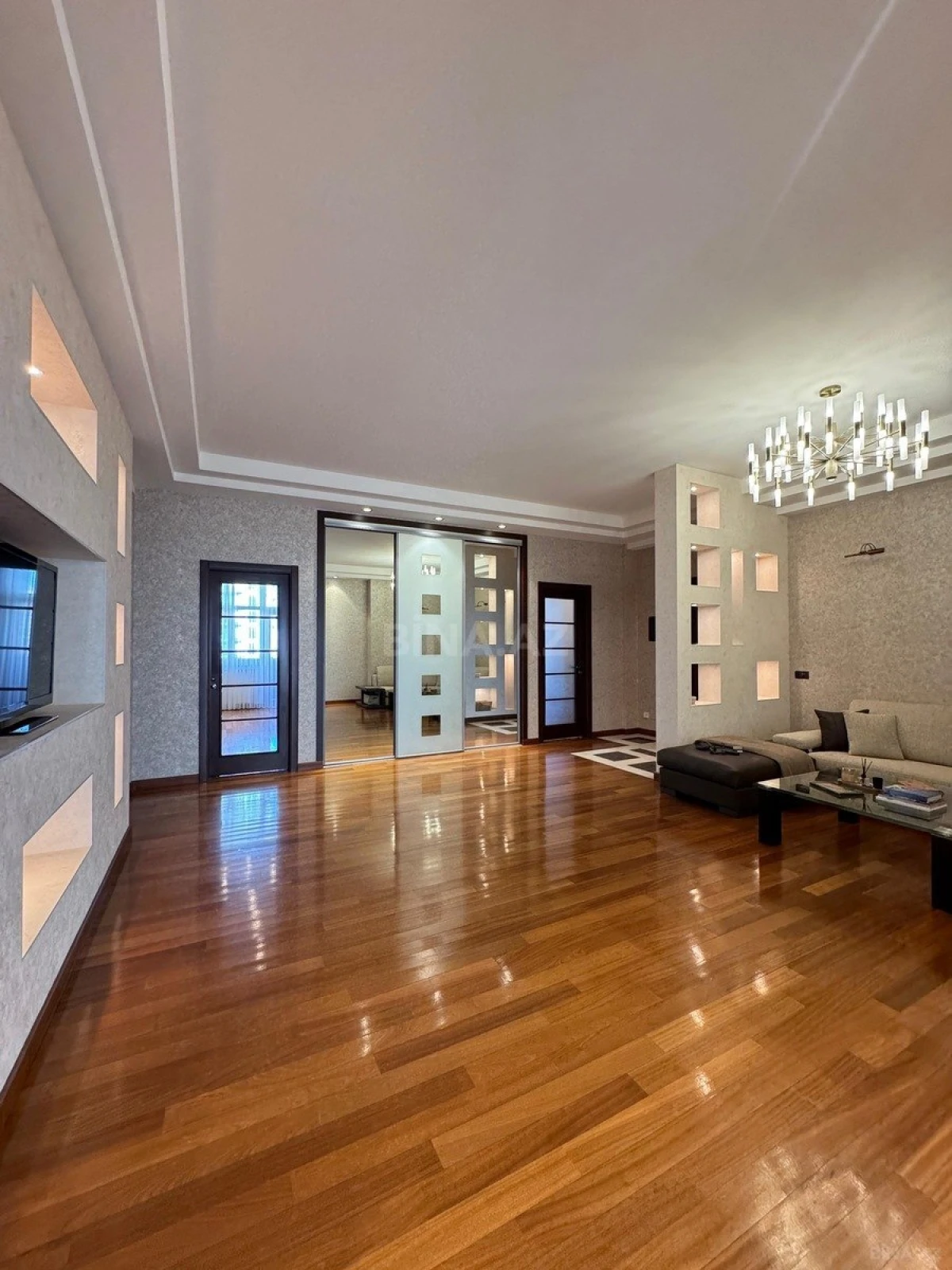 Satılır 4 otaqlı mənzil 200 m²