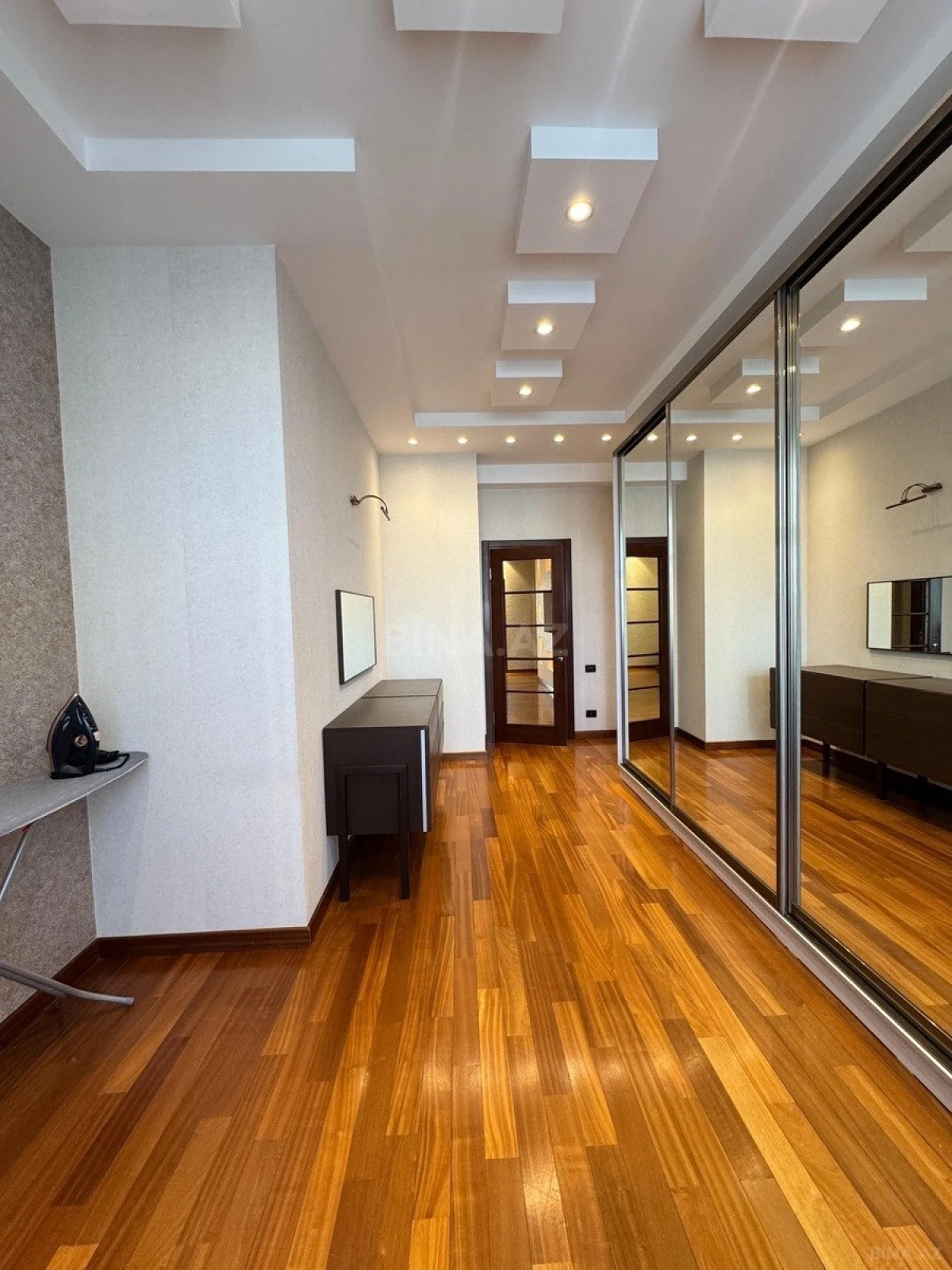 Satılır 4 otaqlı mənzil 200 m²