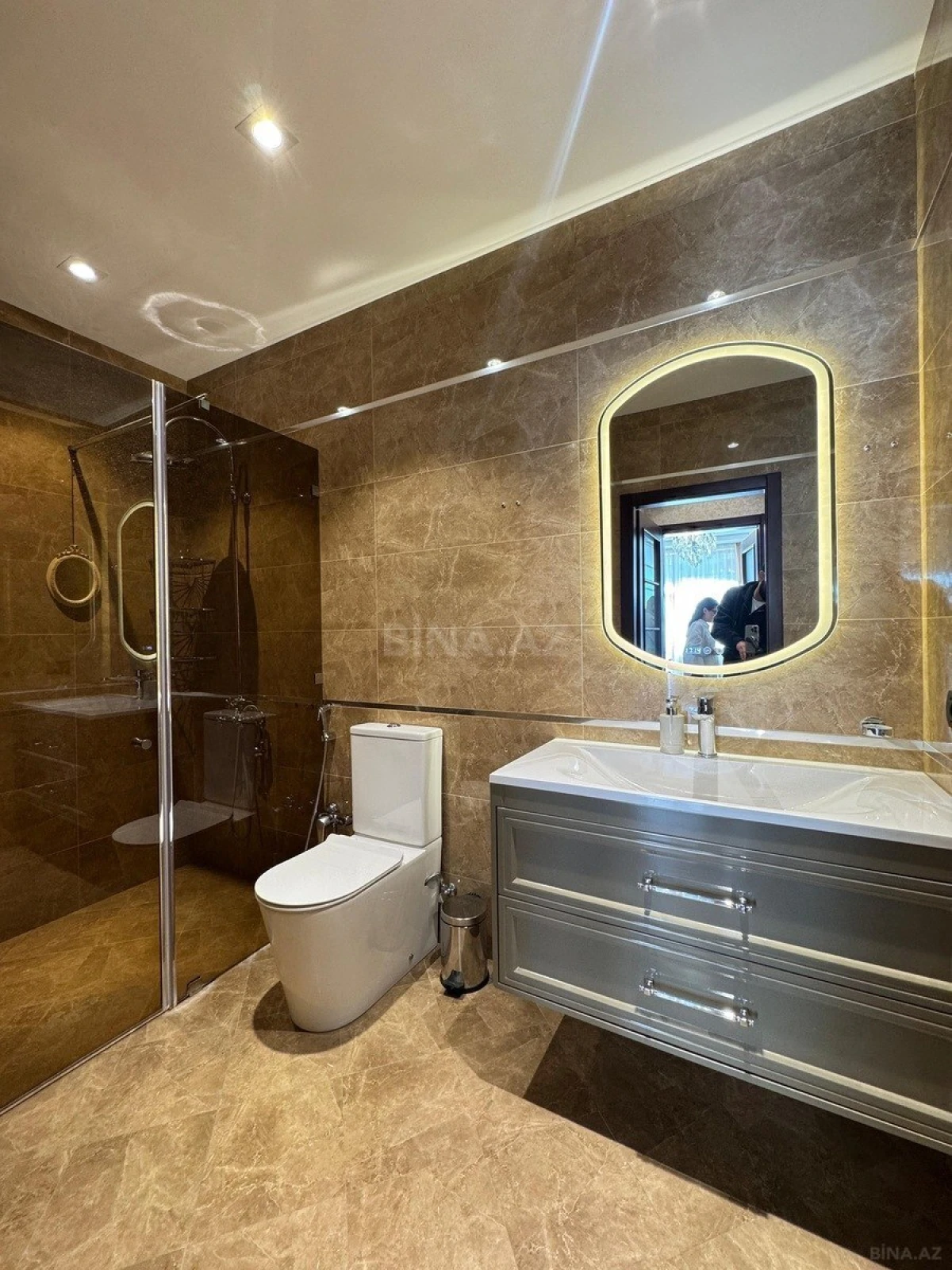 Satılır 4 otaqlı mənzil 200 m²