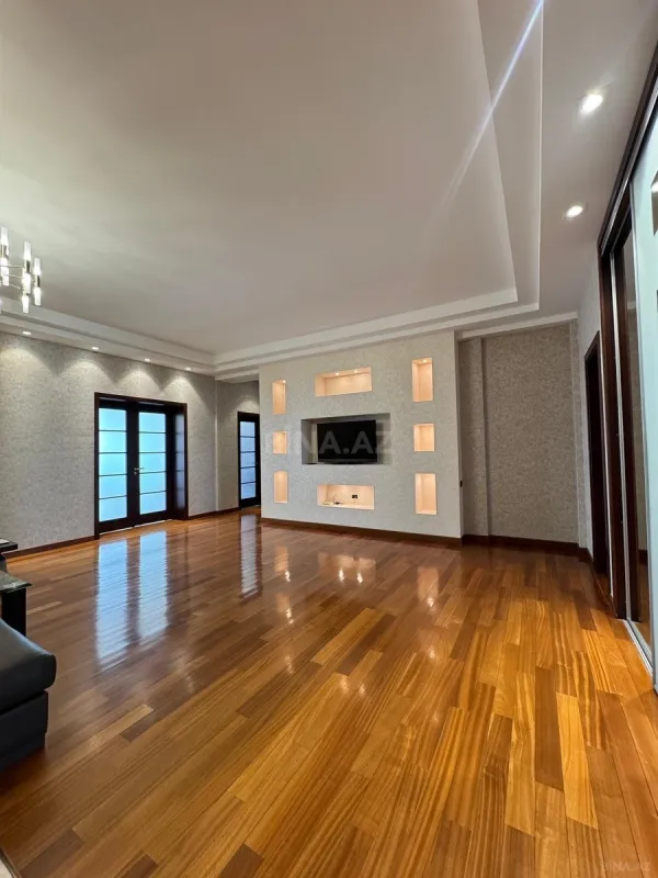 Satılır 4 otaqlı mənzil 200 m²