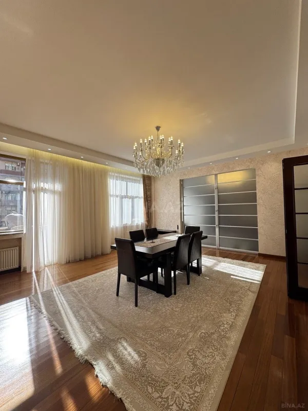 Satılır 4 otaqlı mənzil 200 m²