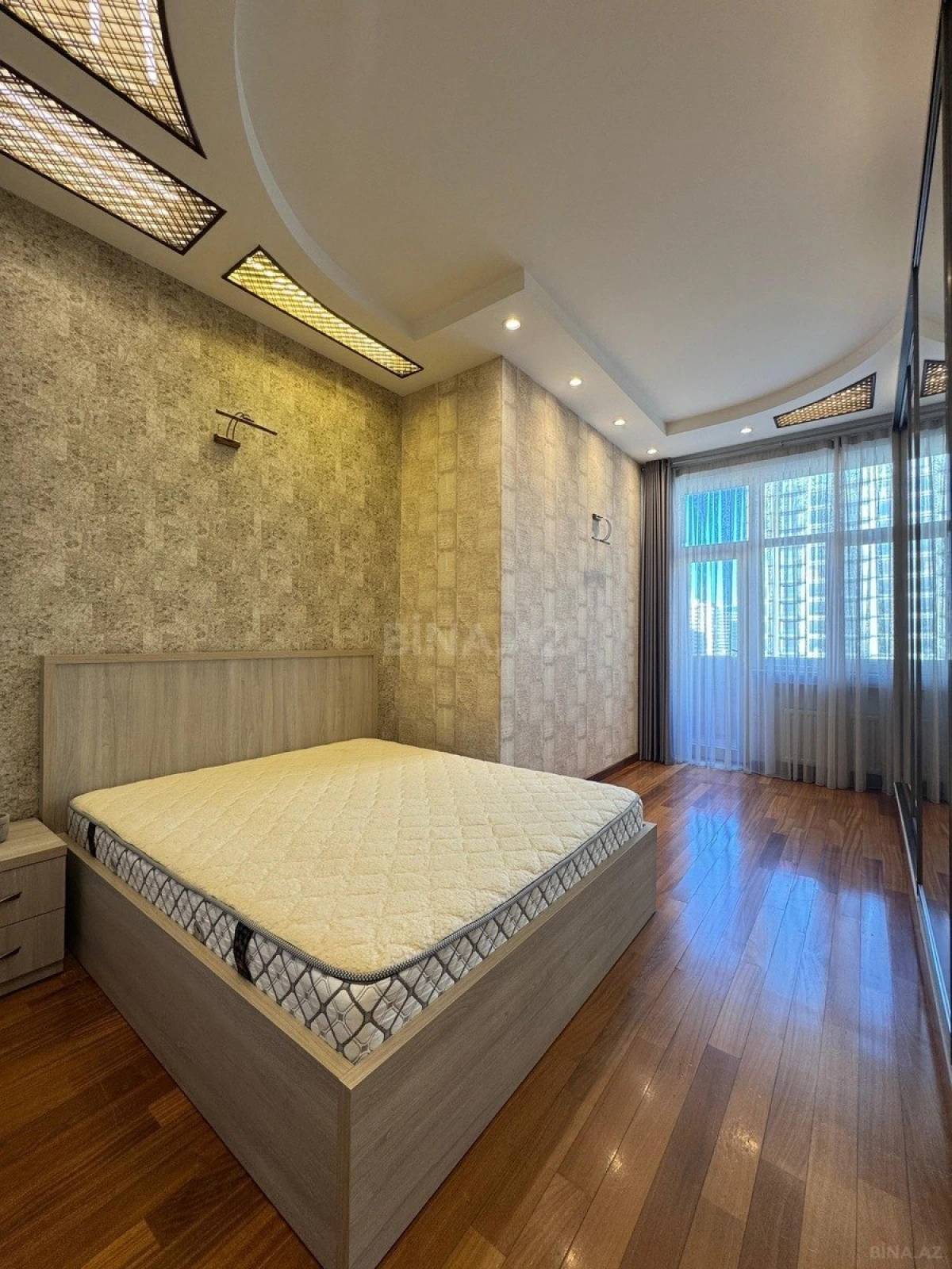 Satılır 4 otaqlı mənzil 200 m²