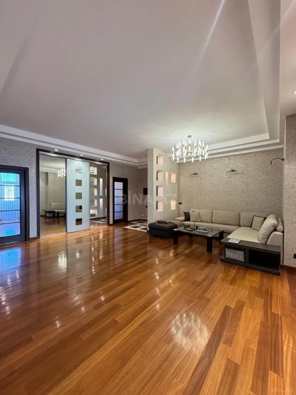 Satılır 4 otaqlı mənzil 200 m²