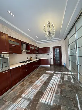 Satılır 4 otaqlı mənzil 200 m²