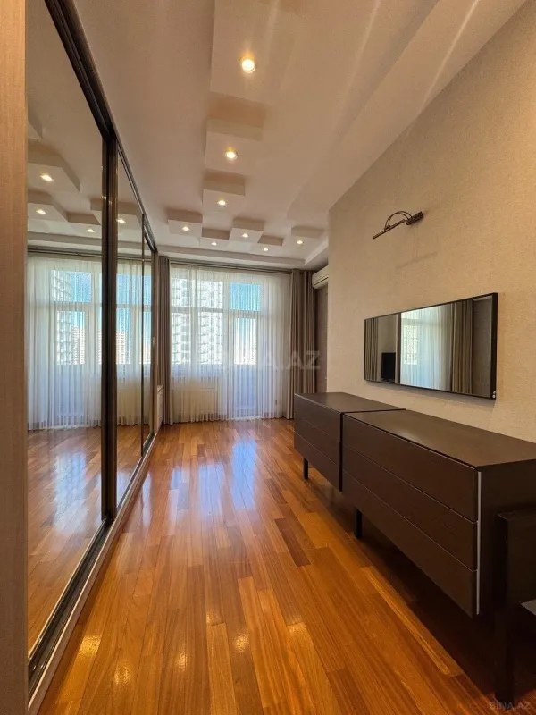 Satılır 4 otaqlı mənzil 200 m²