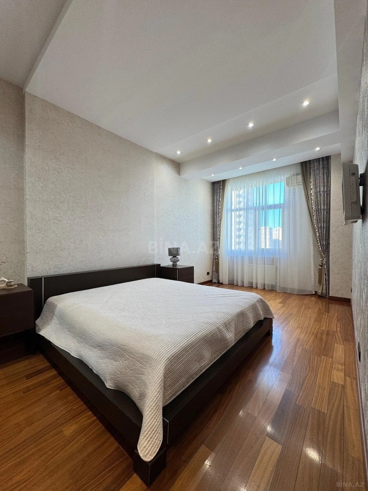 Satılır 4 otaqlı mənzil 200 m²