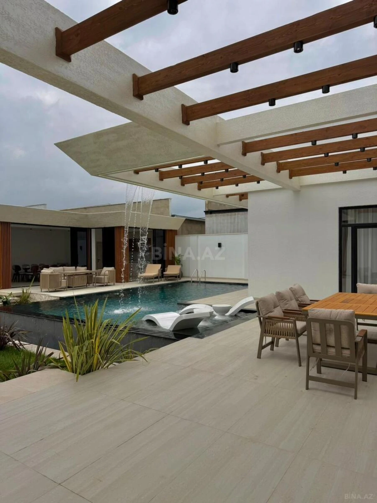 Satılır 5 otaqlı həyət evi 220 m²