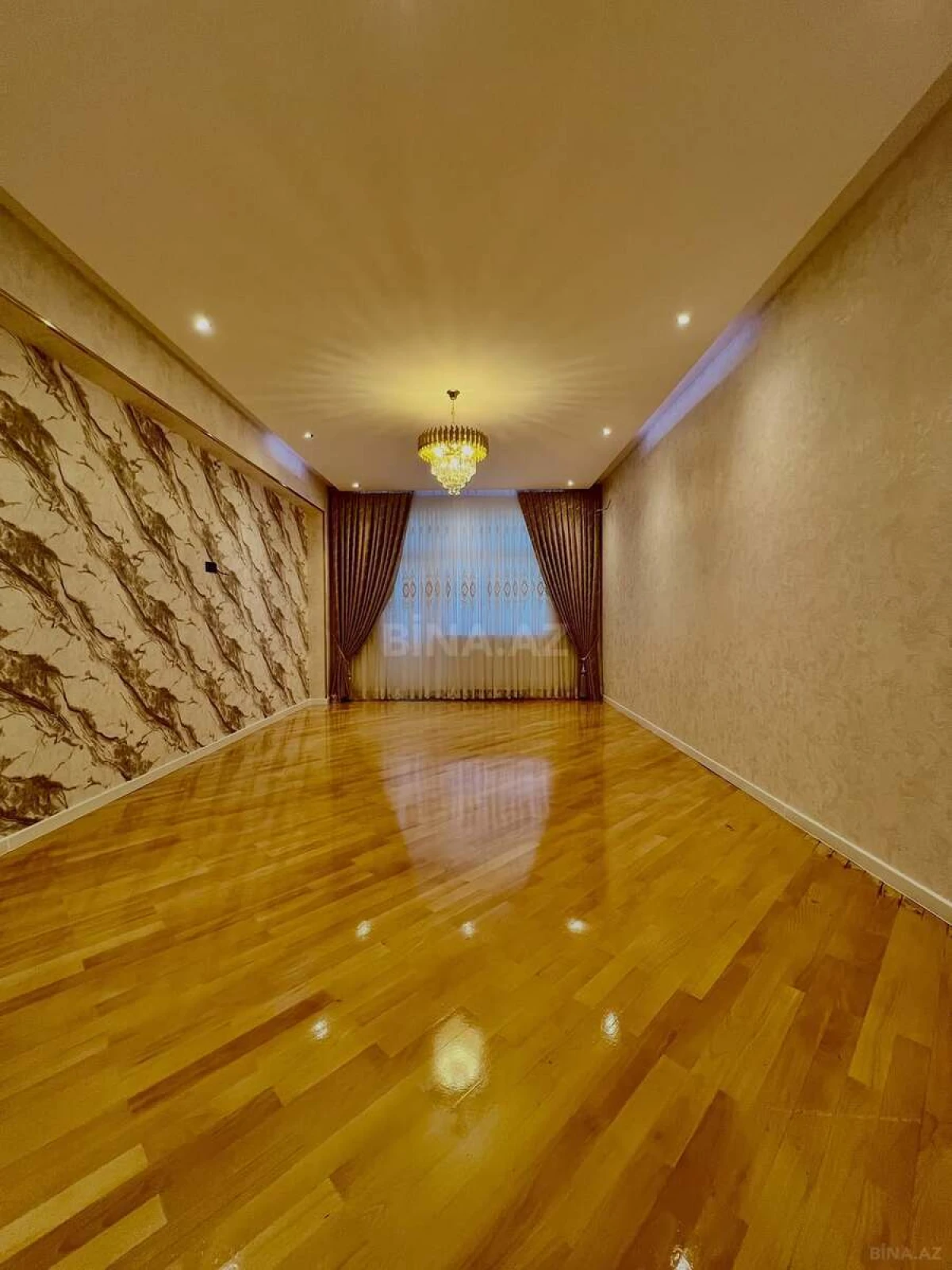 Satılır 3 otaqlı mənzil 135 m²