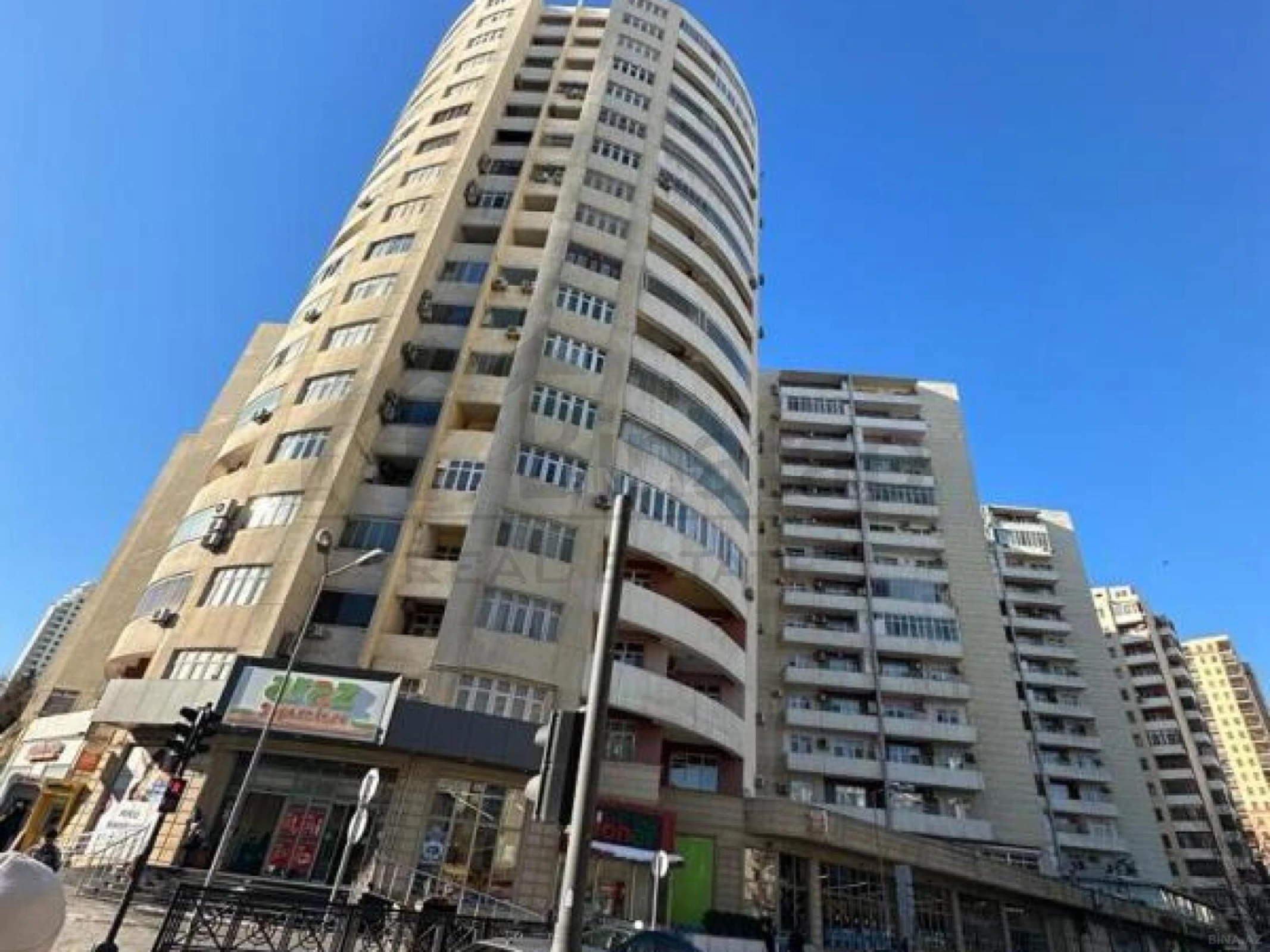 Satılır 3 otaqlı mənzil 135 m²