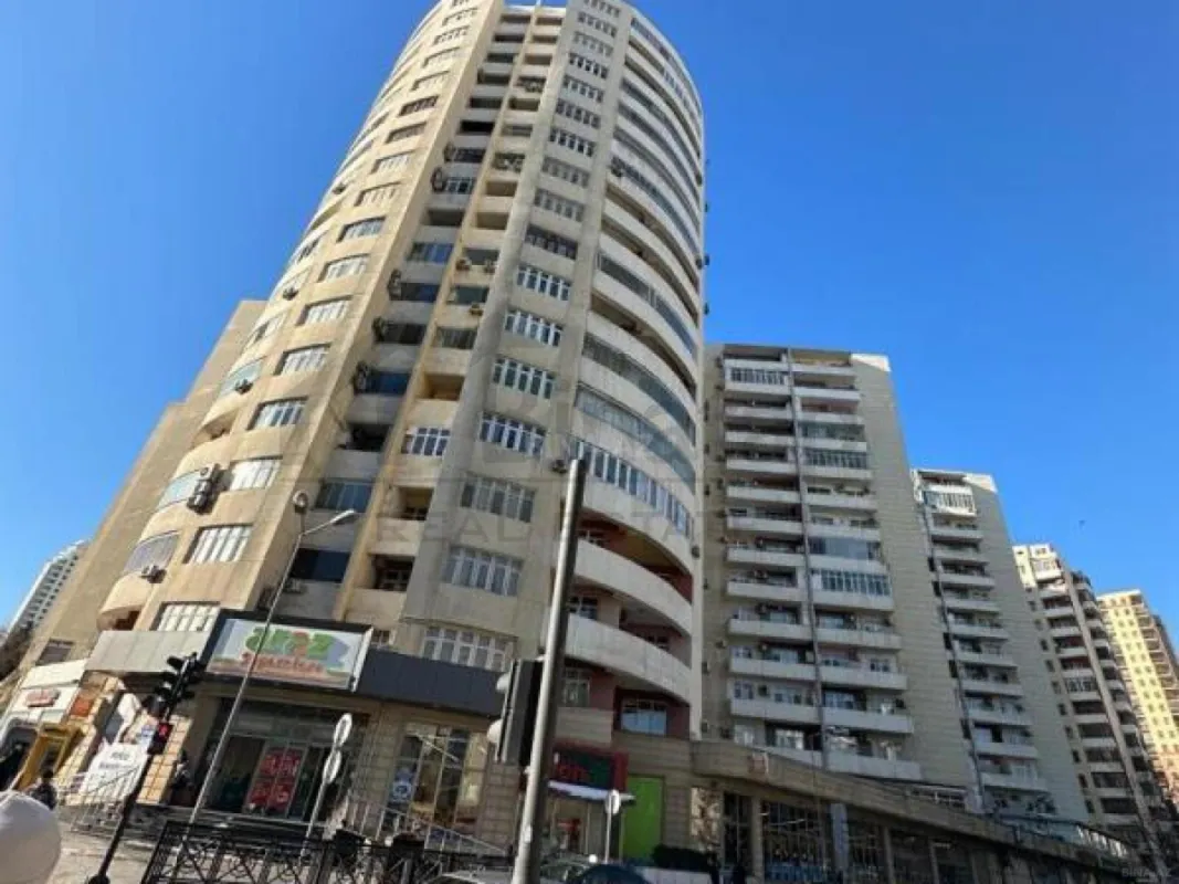 Satılır 3 otaqlı mənzil 135 m²