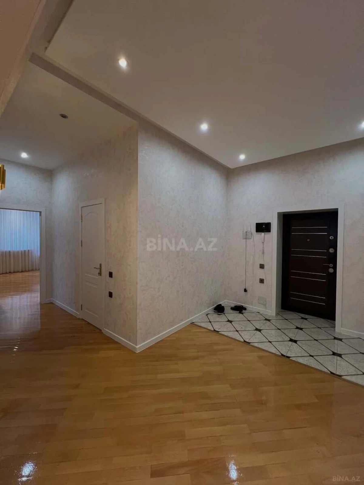 Satılır 3 otaqlı mənzil 135 m²