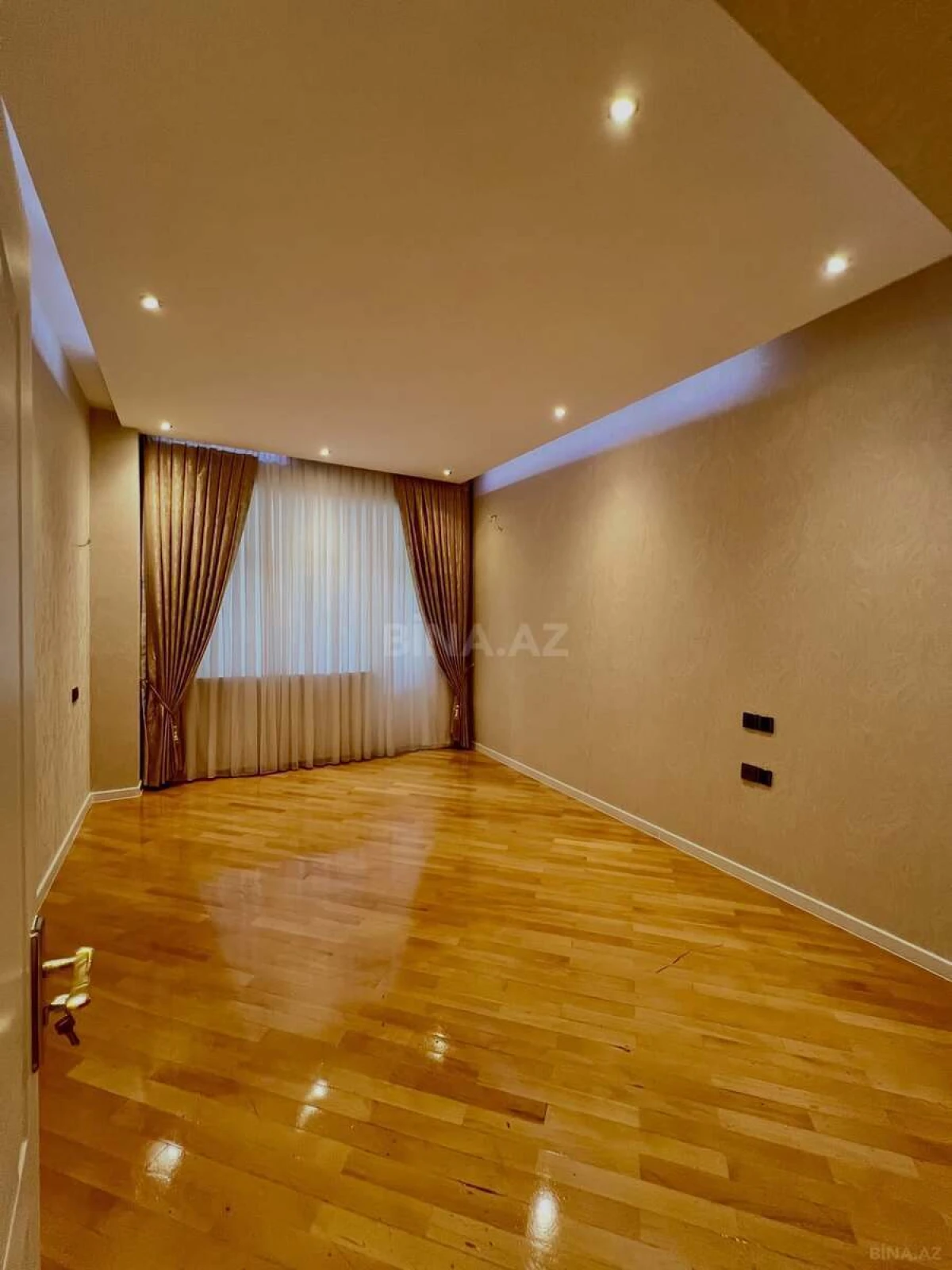 Satılır 3 otaqlı mənzil 135 m²