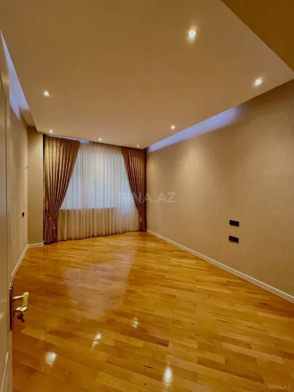 Satılır 3 otaqlı mənzil 135 m²
