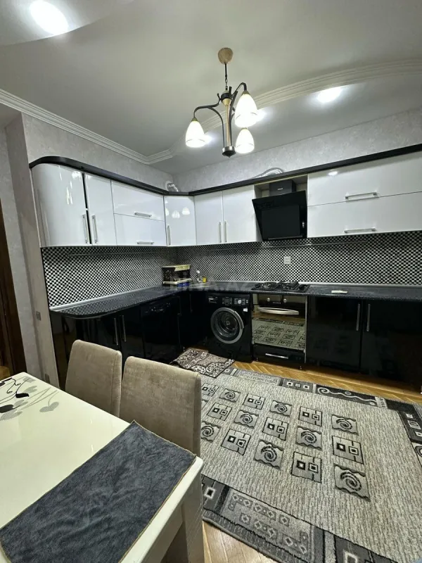 Kirayə verilir 2 otaqlı mənzil 90 m²