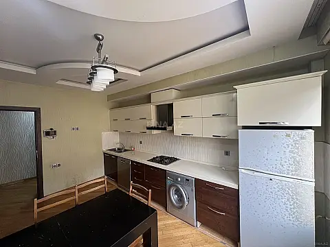 Kirayə verilir 4 otaqlı mənzil 130 m²