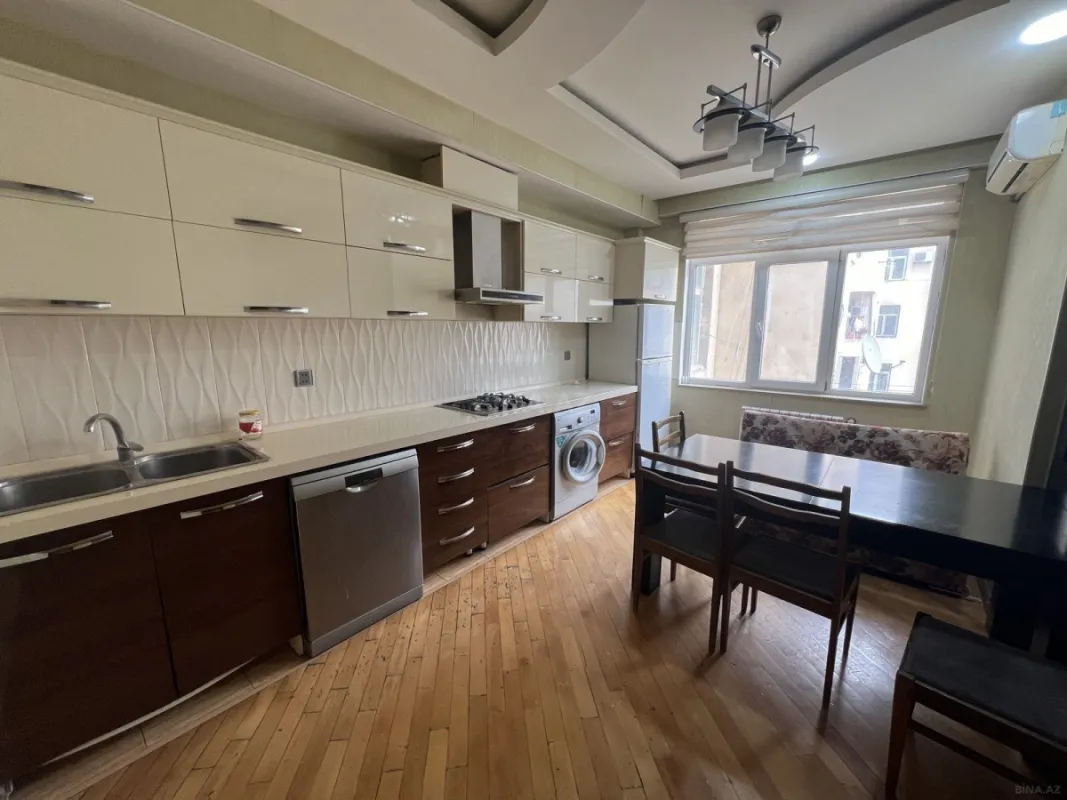 Kirayə verilir 4 otaqlı mənzil 130 m²