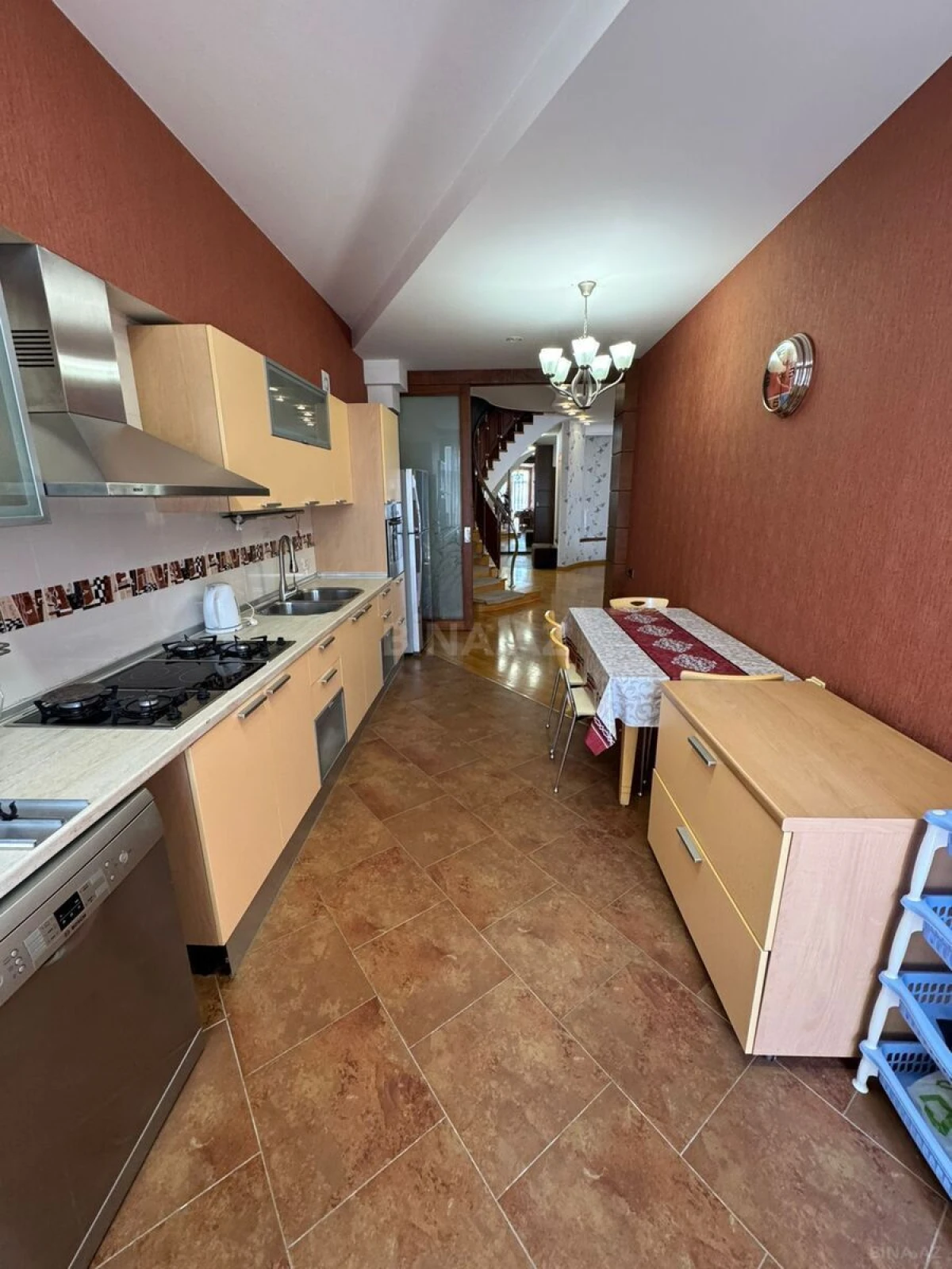 Kirayə verilir 4 otaqlı mənzil 300 m²