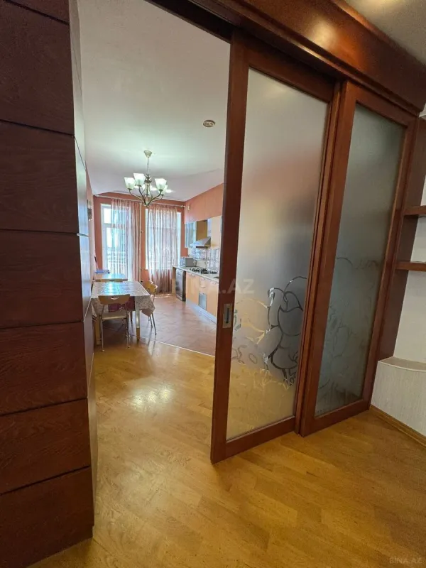 Kirayə verilir 4 otaqlı mənzil 300 m²