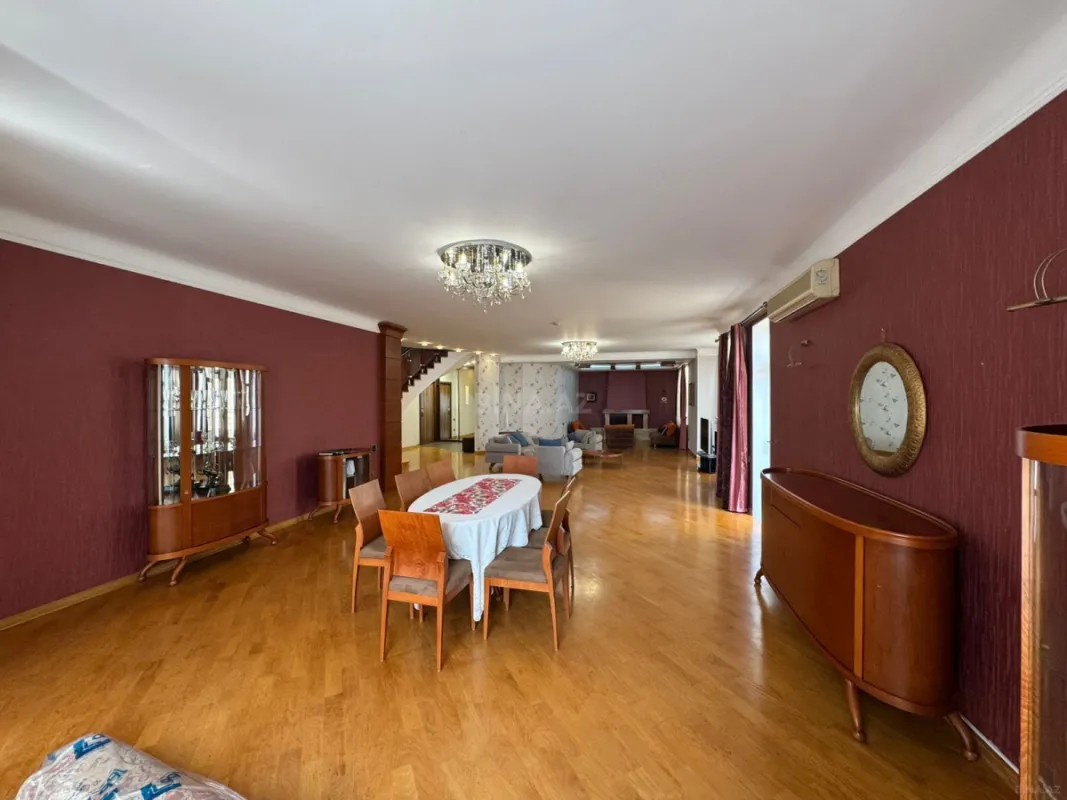 Kirayə verilir 4 otaqlı mənzil 300 m²