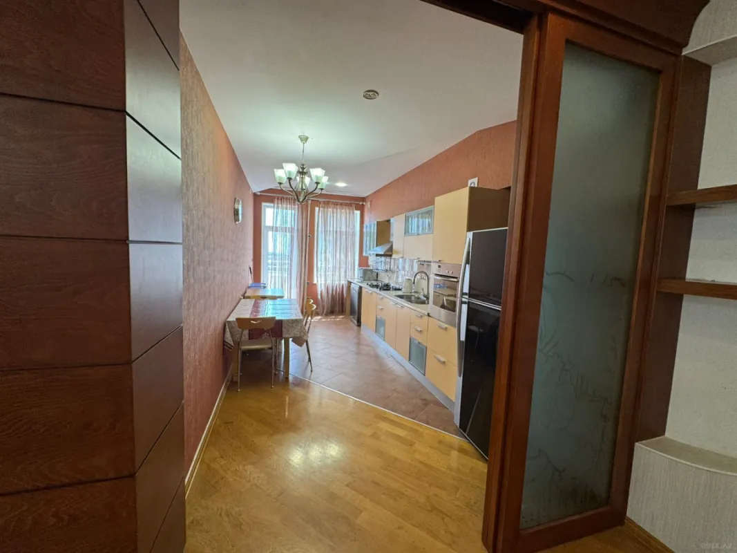 Kirayə verilir 4 otaqlı mənzil 300 m²