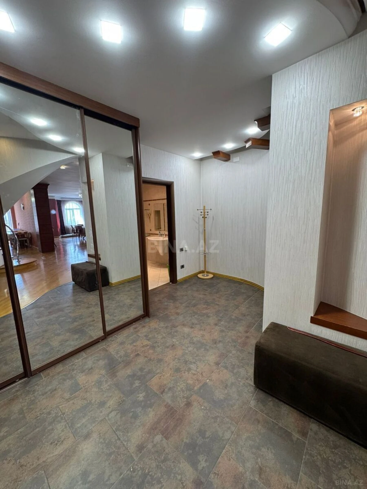Kirayə verilir 4 otaqlı mənzil 300 m²