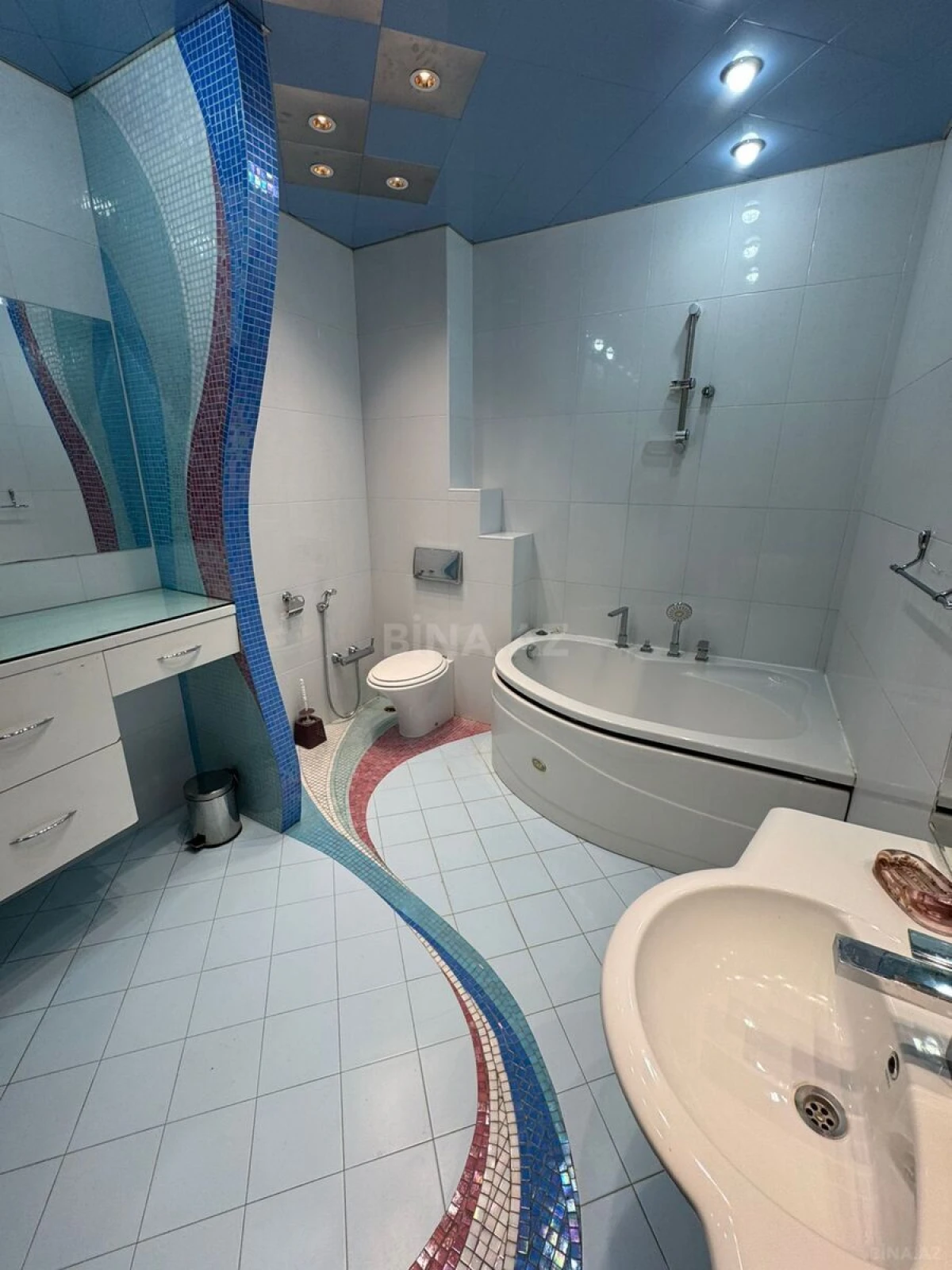 Kirayə verilir 4 otaqlı mənzil 300 m²