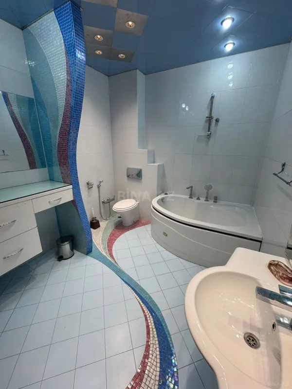 Kirayə verilir 4 otaqlı mənzil 300 m²