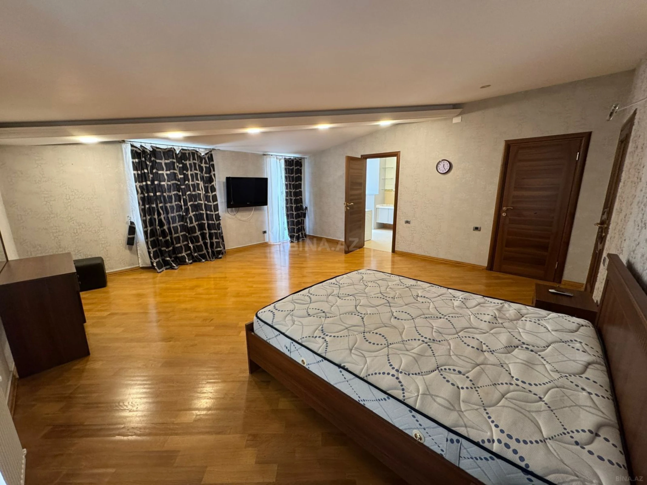 Kirayə verilir 4 otaqlı mənzil 300 m²
