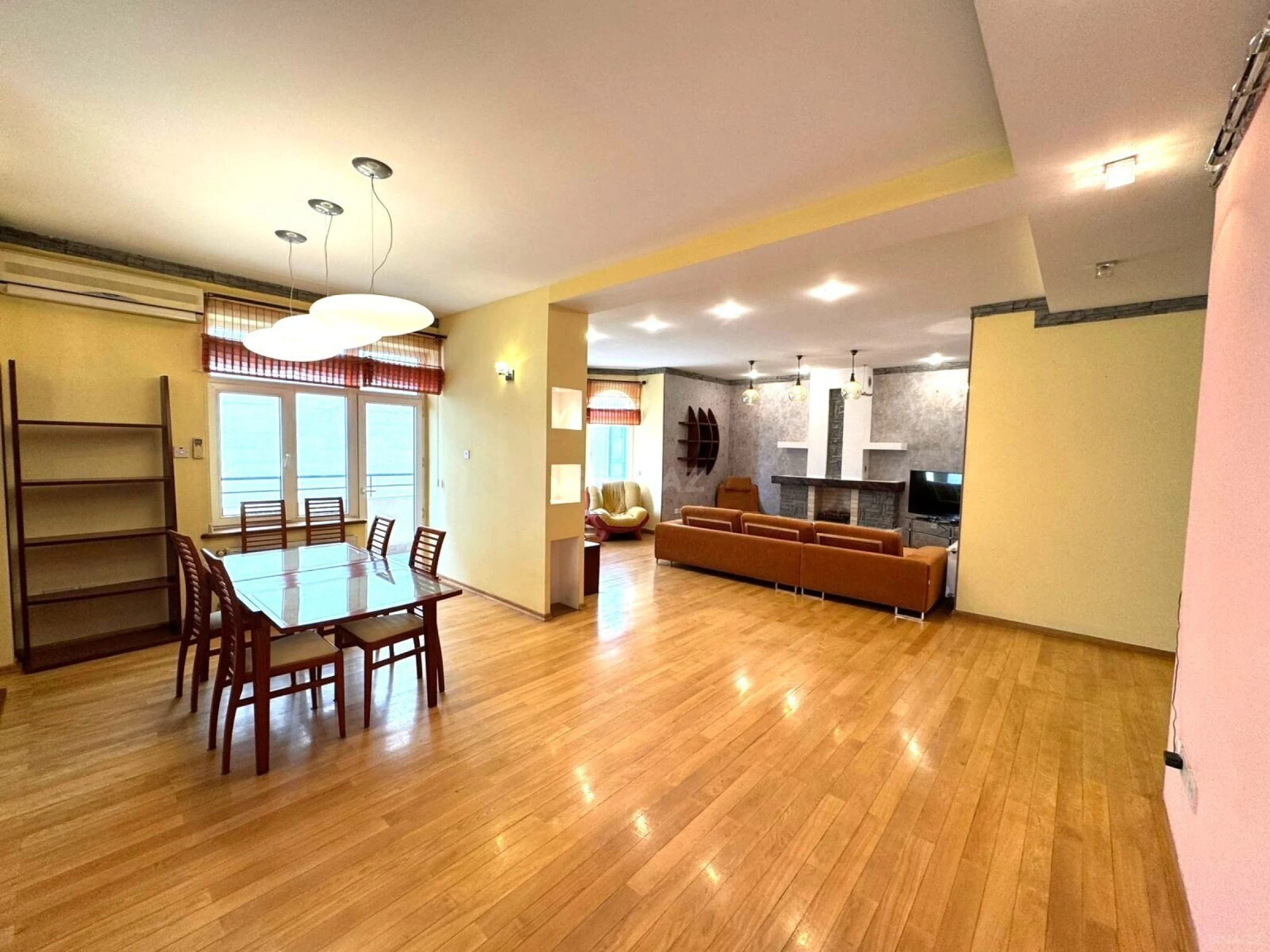 Kirayə verilir 6 otaqlı mənzil 250 m²