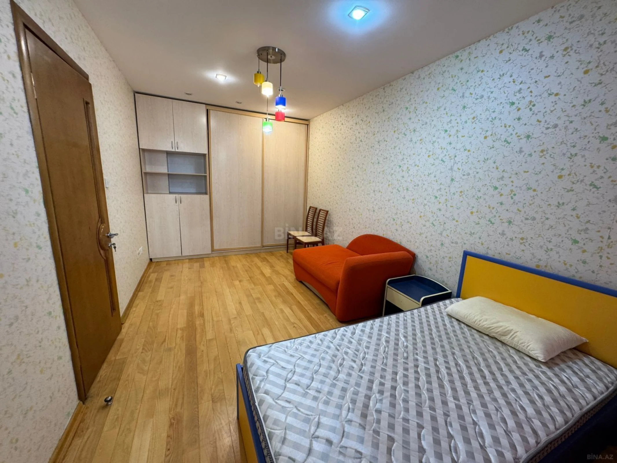 Kirayə verilir 6 otaqlı mənzil 250 m²