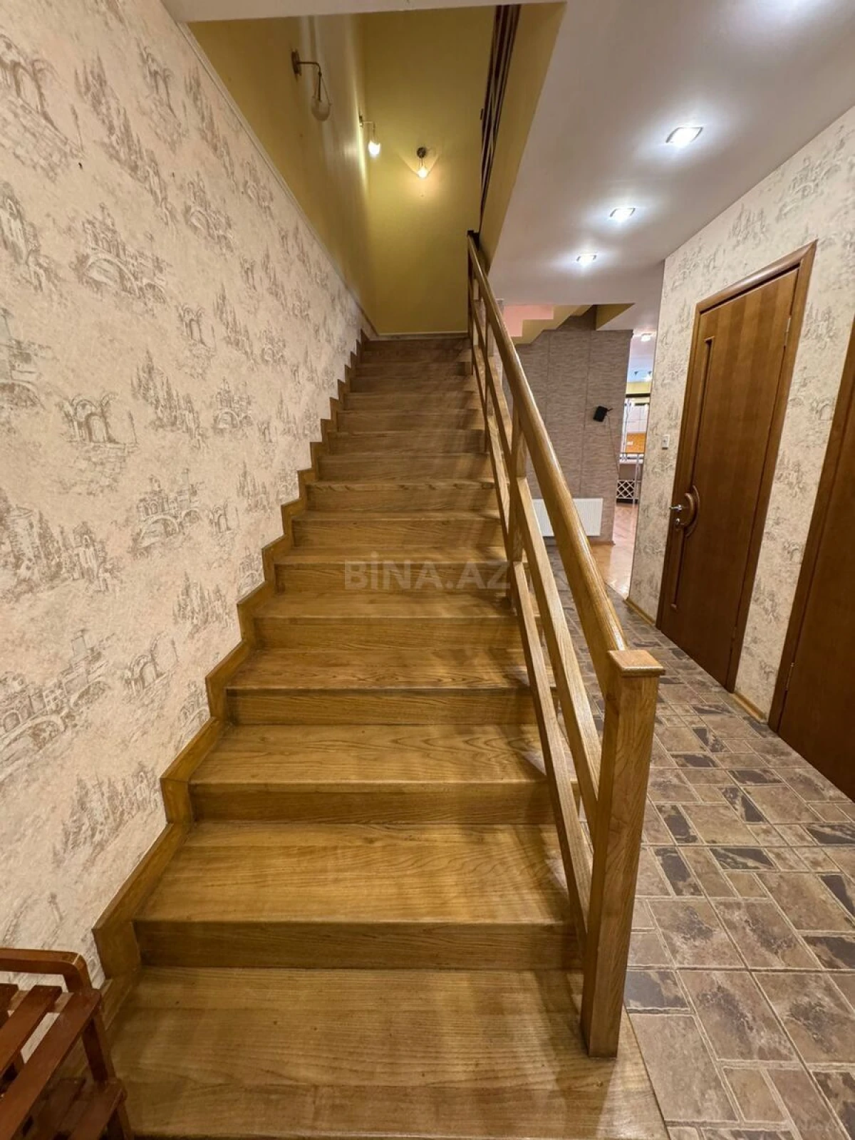 Kirayə verilir 6 otaqlı mənzil 250 m²