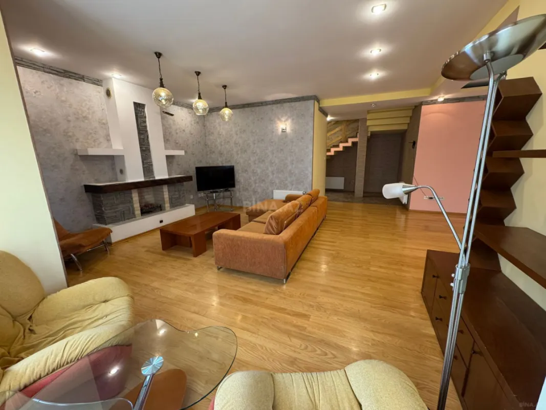 Kirayə verilir 6 otaqlı mənzil 250 m²