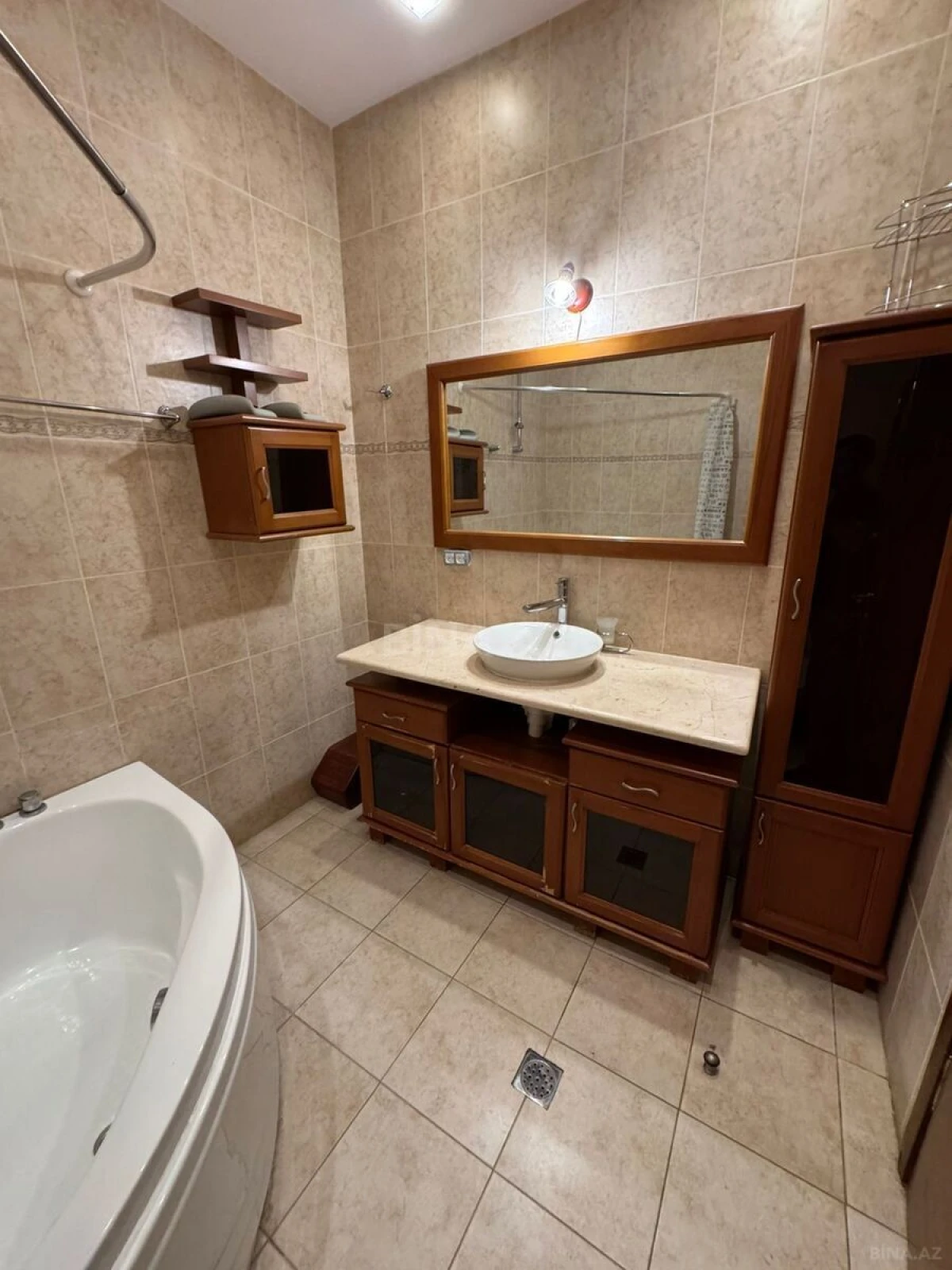 Kirayə verilir 6 otaqlı mənzil 250 m²