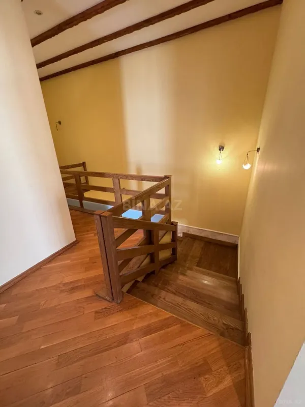 Kirayə verilir 6 otaqlı mənzil 250 m²