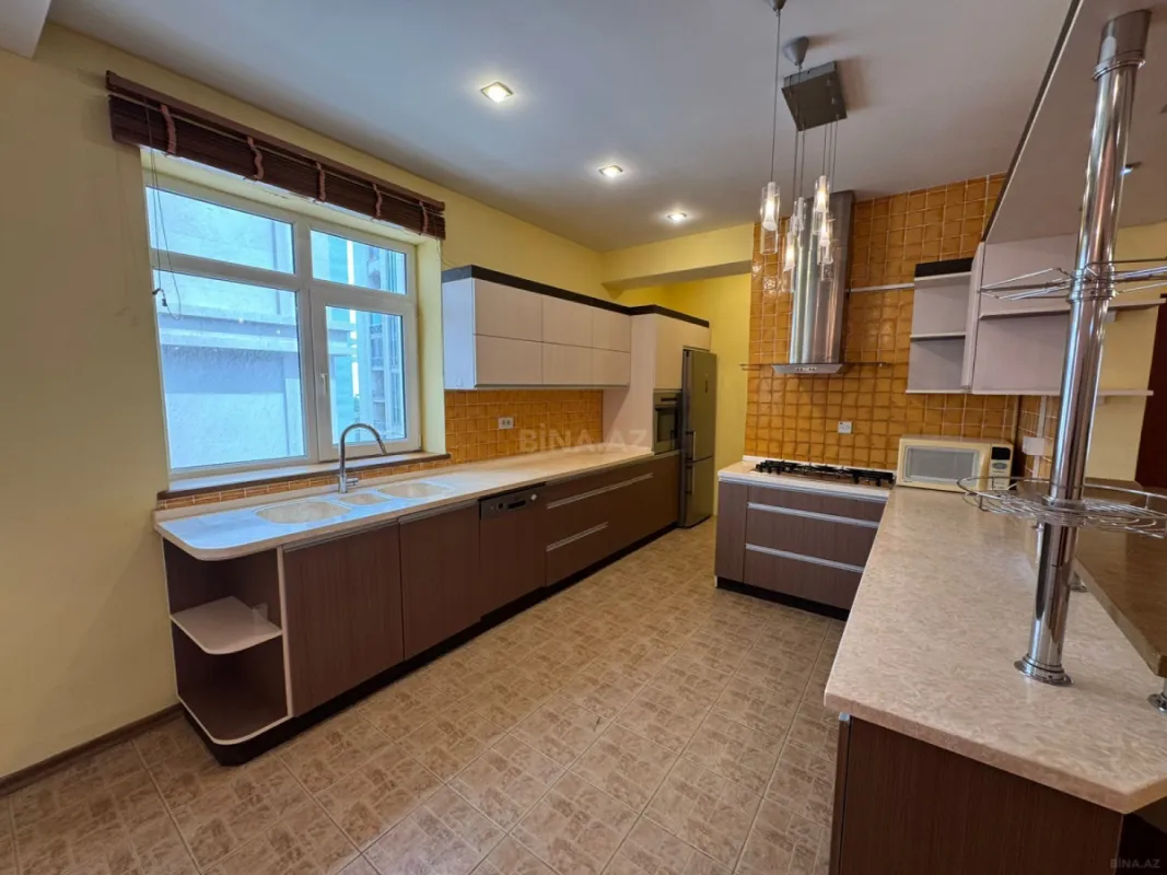 Kirayə verilir 6 otaqlı mənzil 250 m²