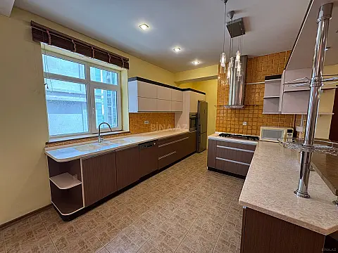 Kirayə verilir 6 otaqlı mənzil 250 m²